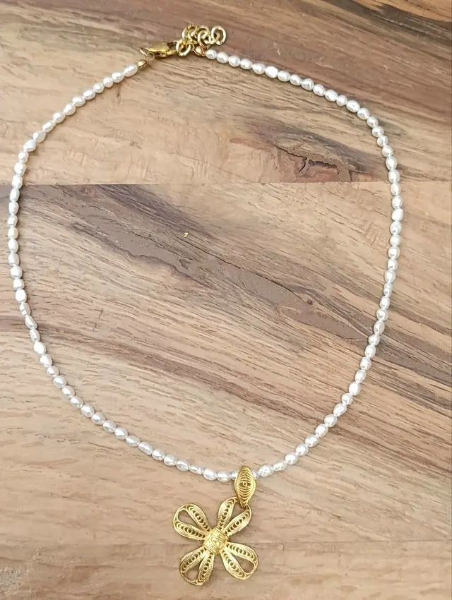 Collana girocollo in perle con pendente