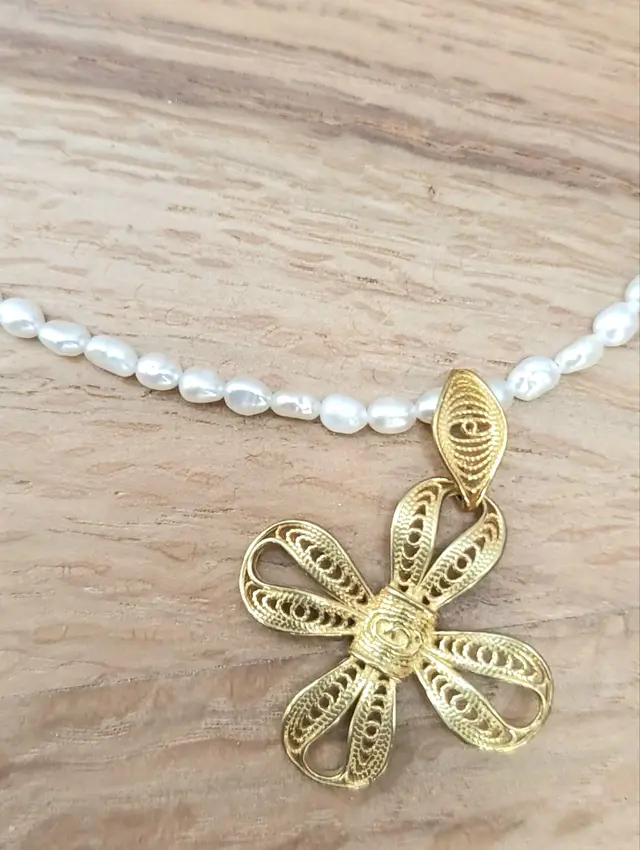 Collana girocollo in perle con pendente