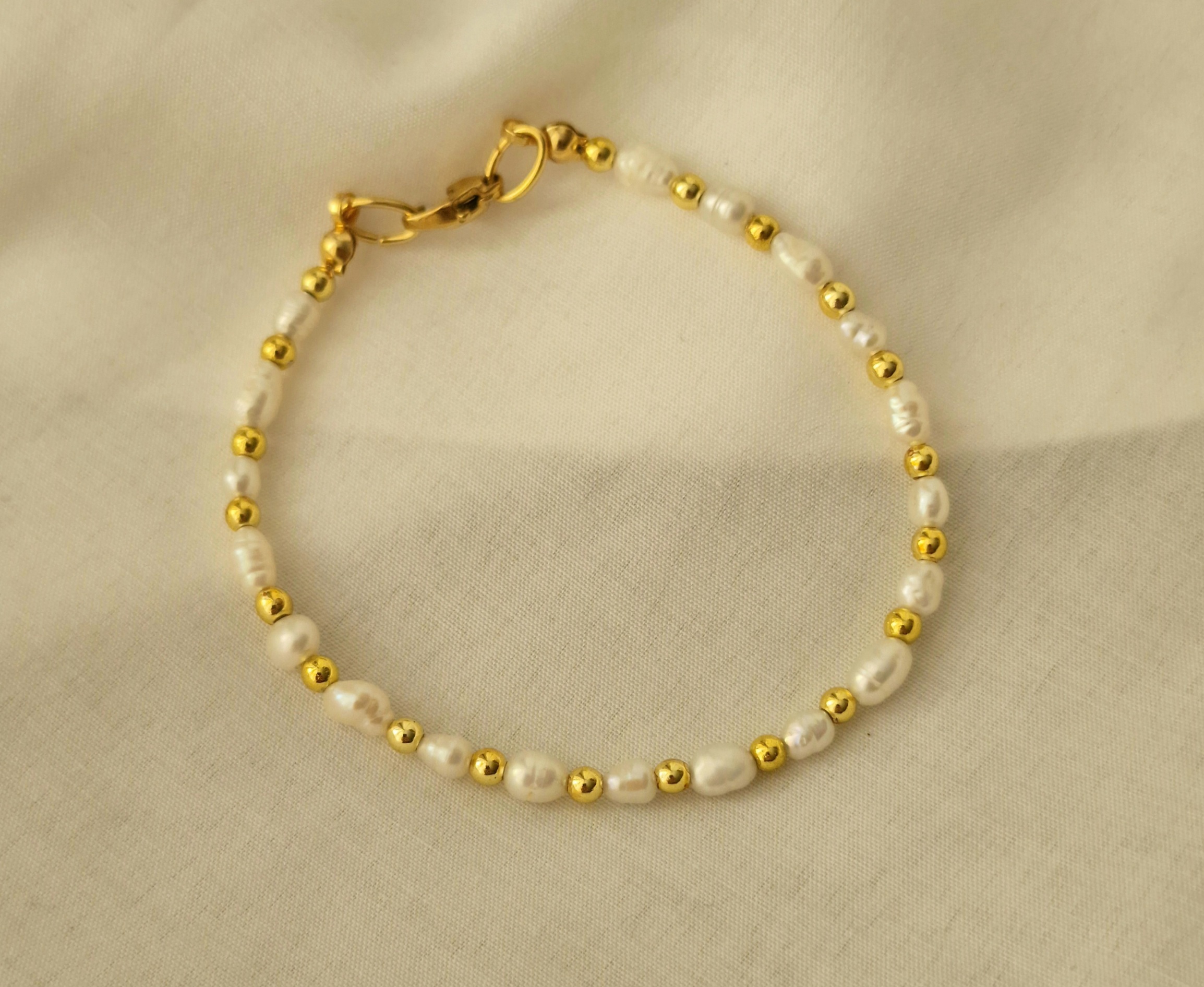 Bracciale perle e ematite oro