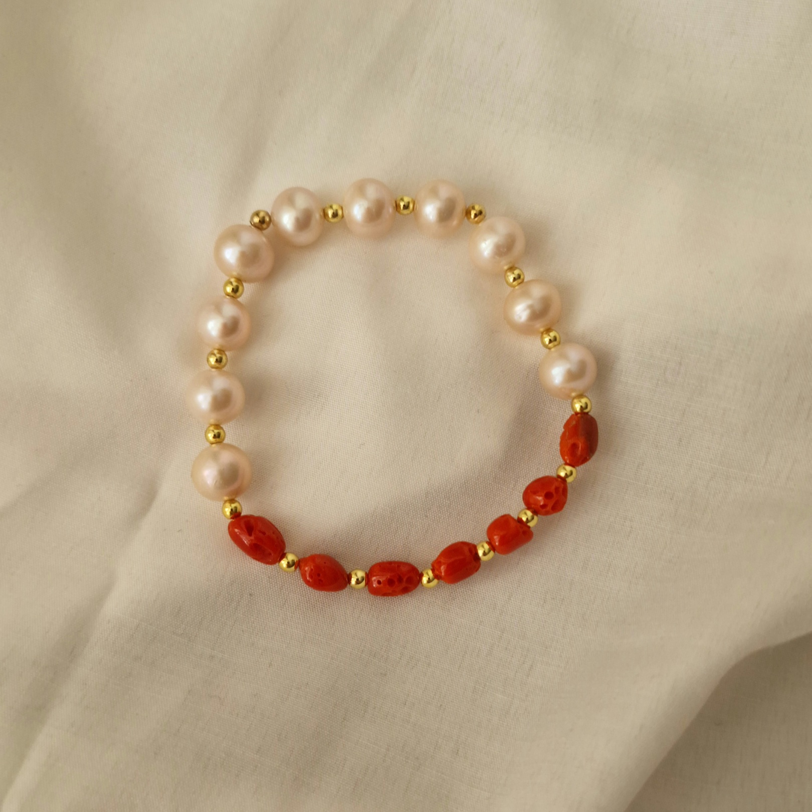 Bracciale perle e sassi di corallo