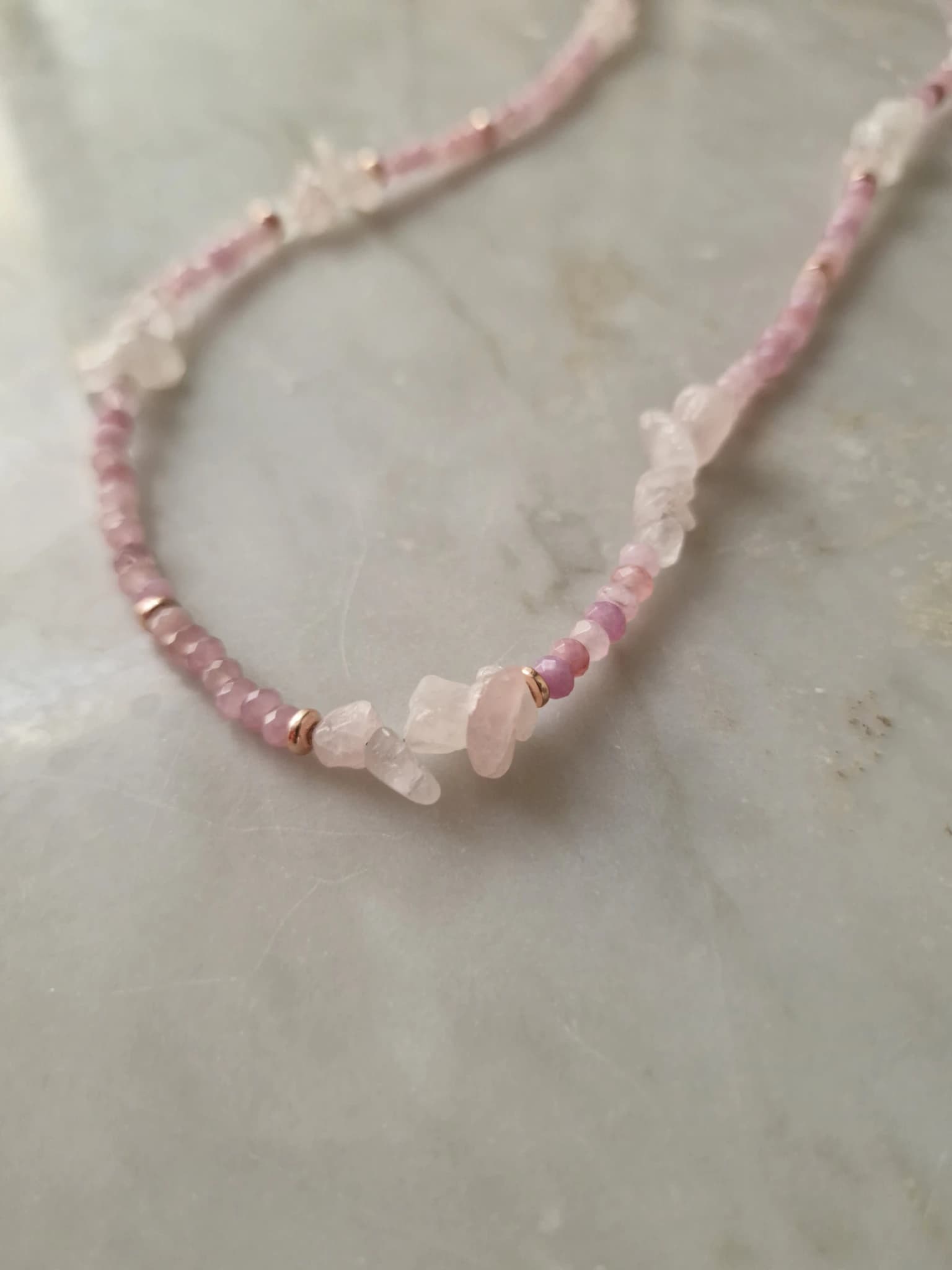 Collana quarzo rosa a chips, giada lavanda e ematite rosa — foto 2